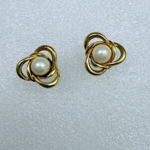 Pretty gold tone earrings with faux pearl studd earrings
